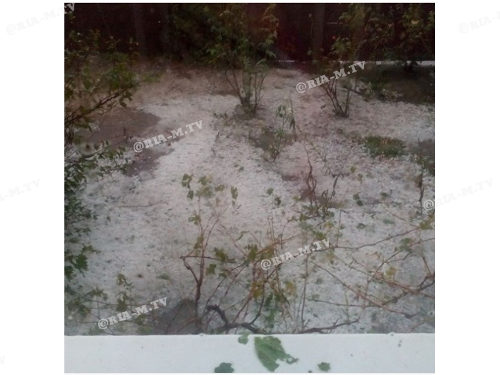 Под Мелитополем выпал огромный град: куски льда побили крыши (фото)